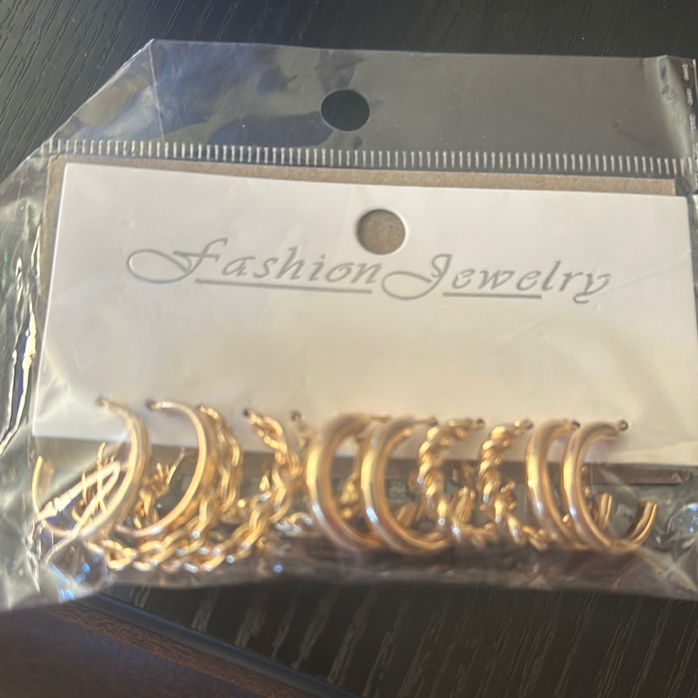 Fashion Jewelry Gold Earrings with Graduated Hoop Design